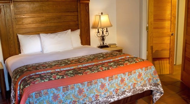 King Romantica Room Bed and Nightstands